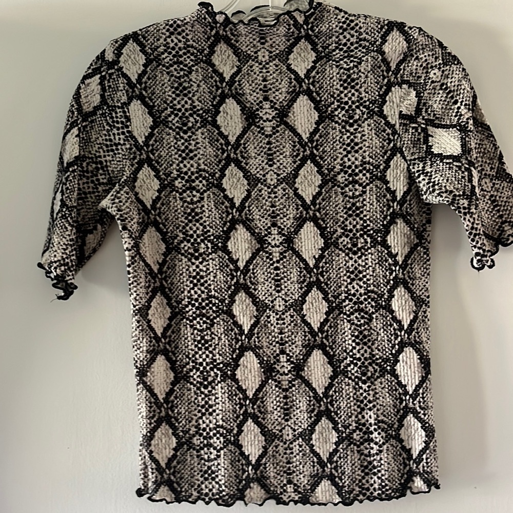 Caution to the wind snakeskin print short sleeve top size small